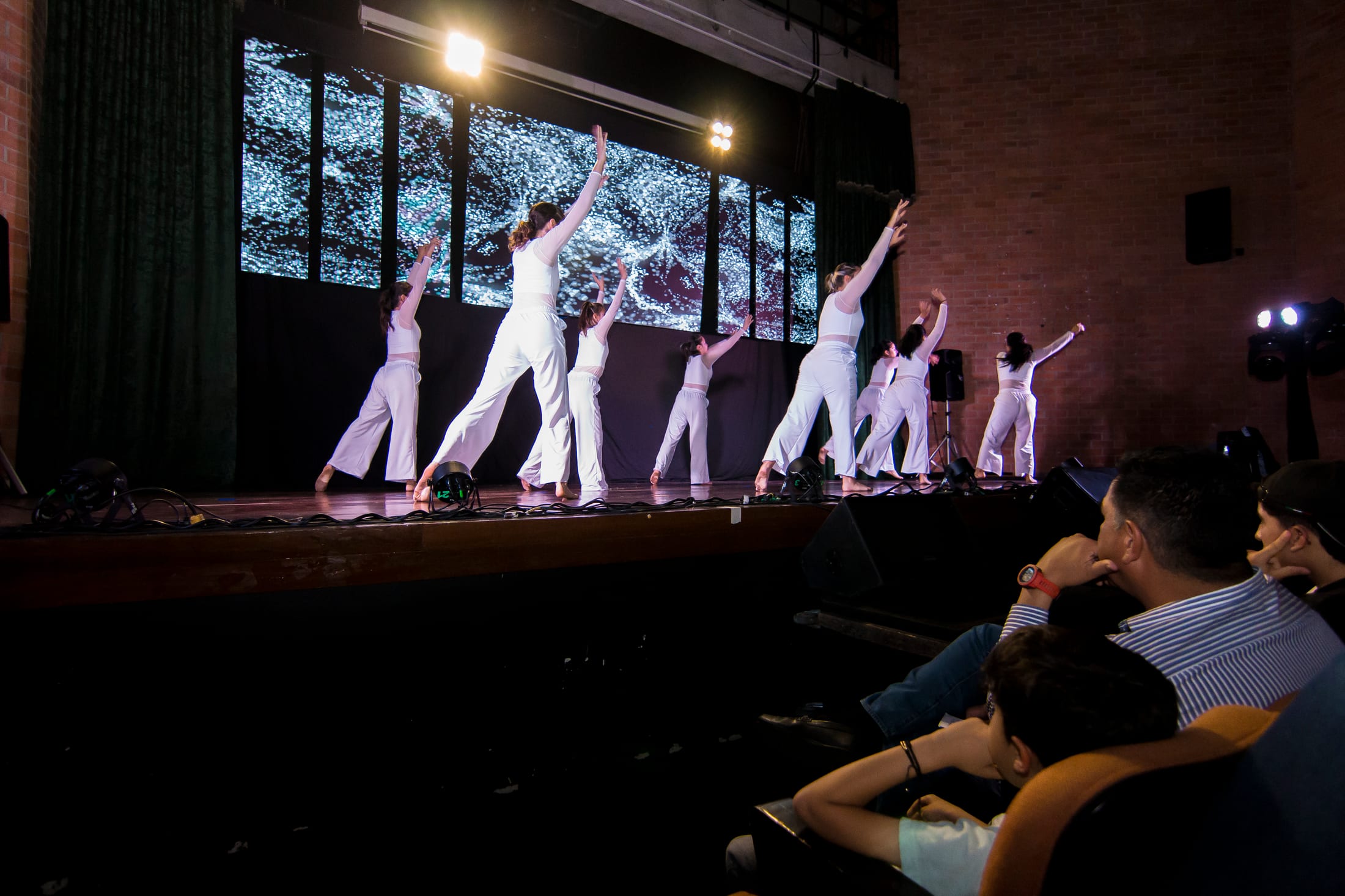 Estudiantes de Vox Corpus en una presentación de danza contemporánea