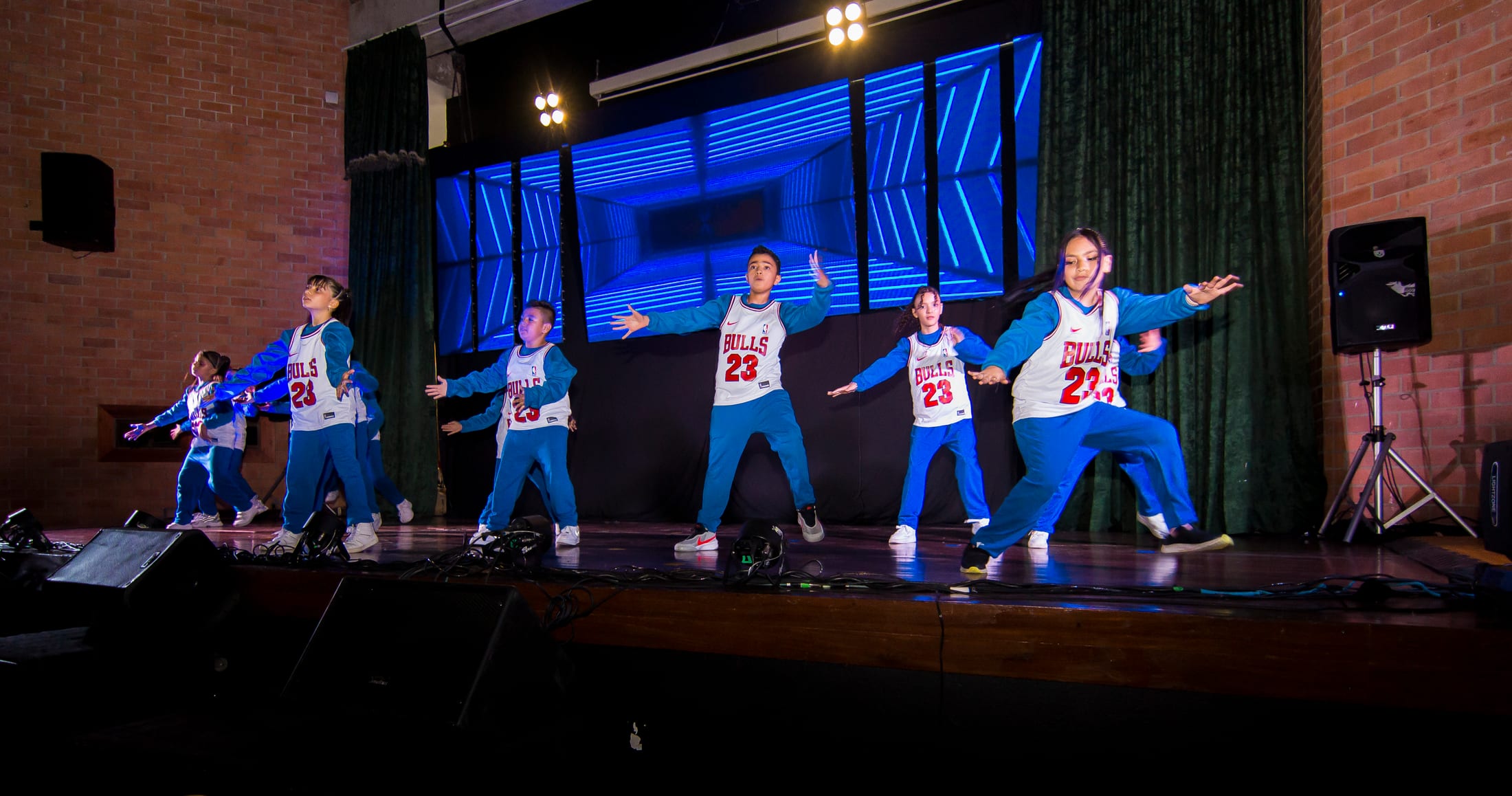 Grupo de danza urbana de Vox Corpus en una presentación