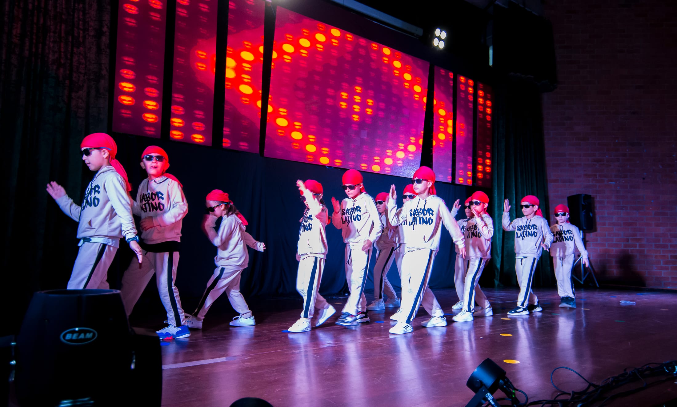 Grupo infantil de danza urbana en el escenario