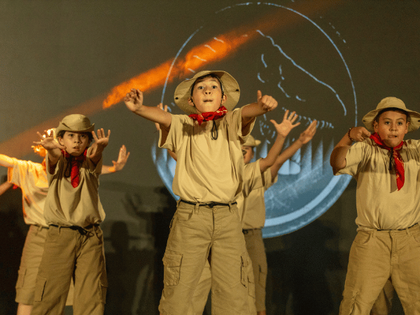 Estudiantes de nivel intermedio en una coreografía